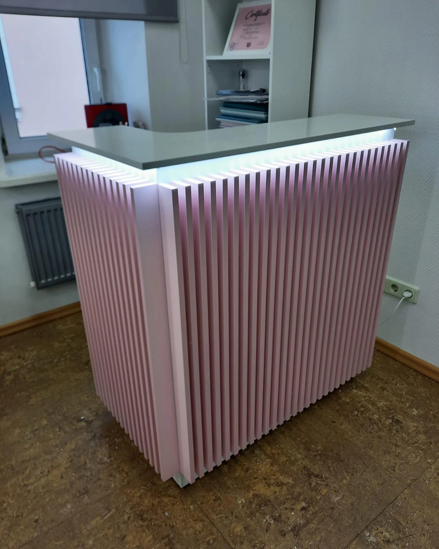 Стойка ресепшн для салона красоты