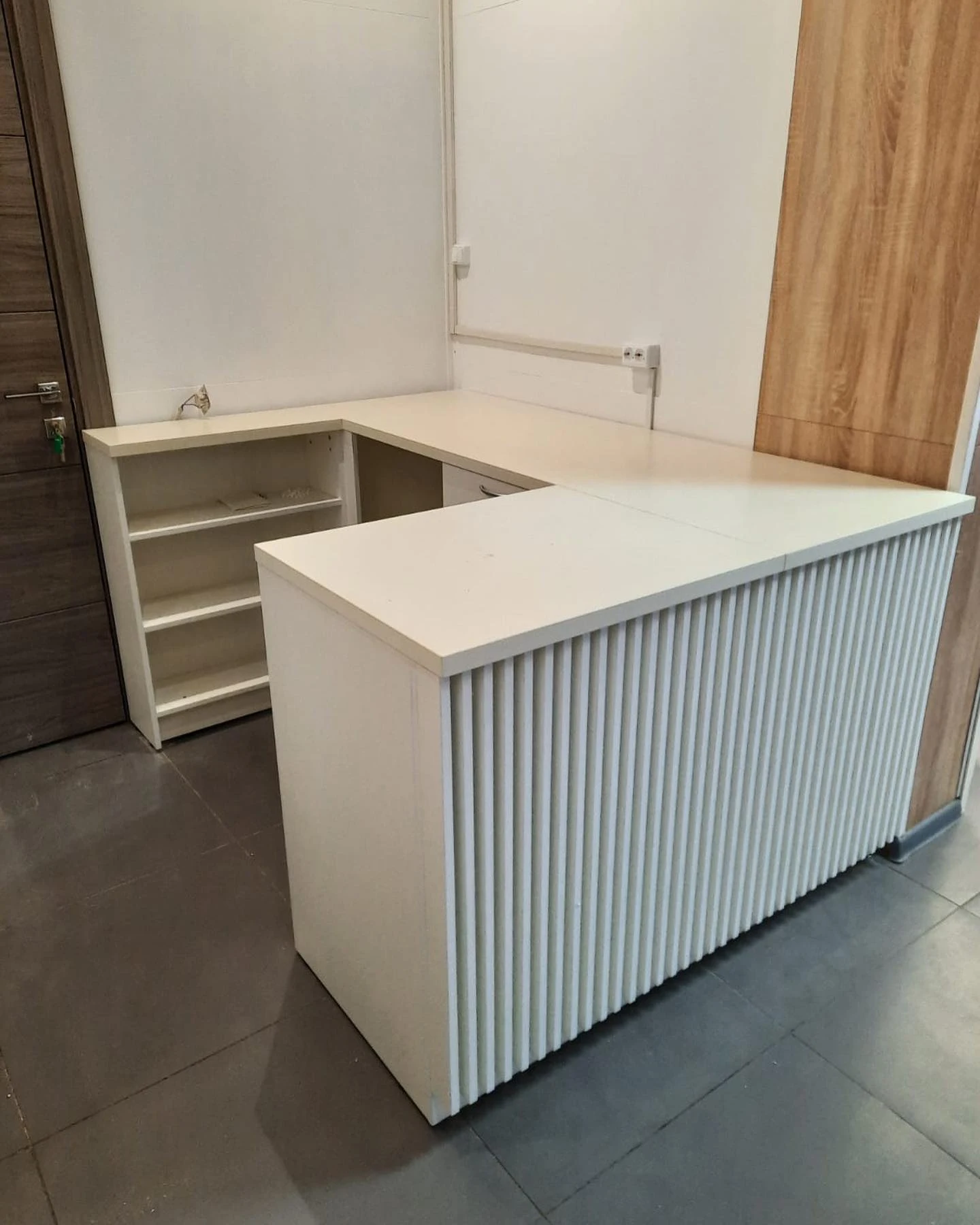 Стойка ресепшн с рейками, для магазина — Москва