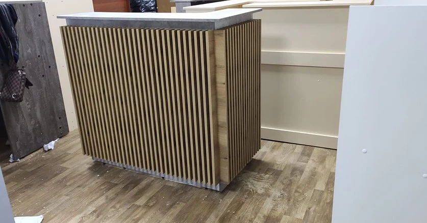 Стойка ресепшн с рейками